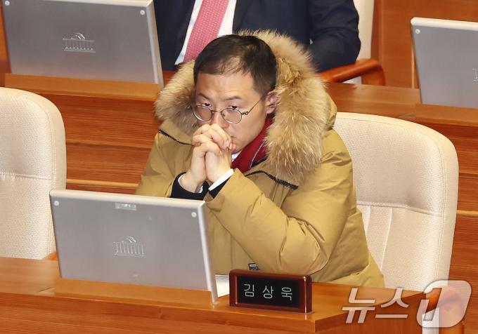 김상욱 국민의힘 의원이 14일 오후 서울 여의도 국회에서 열린 윤석열 대통령 탄핵소추안 관련 제419회국회(임시회) 제4차 본회의에서 박찬대 더불어민주당 원내대표의 제안설명을 듣고 있다. 2024.12.14/뉴스1 ⓒ News1 김민지 기자
