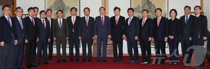 한덕수 대통령 권한대행 국무총리와 권성동 국민의힘 대표 권한대행 겸 원내대표가 20일 서울 종로구 삼청동 총리공관에서 열린 고위당정협의회에서 참석자들과 함께 기념촬영을 하고 있다. (총리실 제공) 2024.12.20/뉴스1