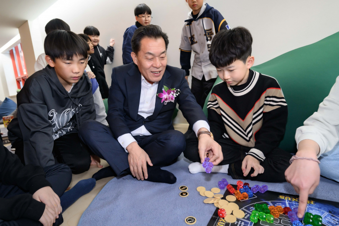이재준 수원시장(가운데)이 지난 19일 문을 연 효동초교 청개구리 연못을 방문, 학생들 활동을 살펴보고 있다. 