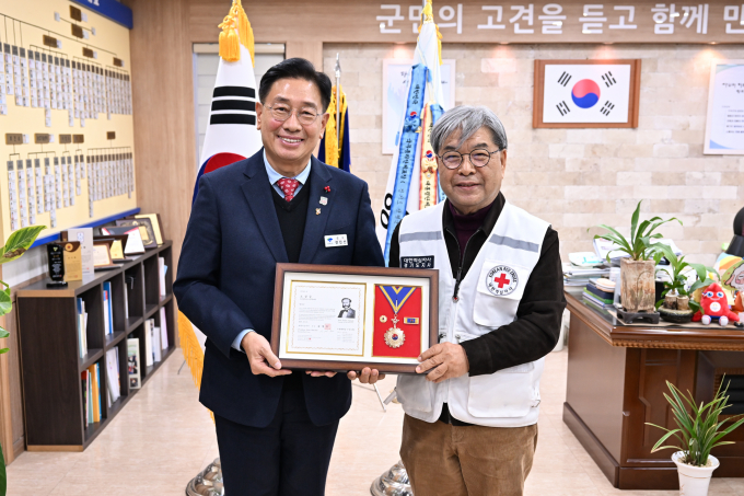 전진선 양평군수(왼쪽)과  대한적십자사 경기도지사 이재정 회장(오른쪽)이 지난 19일 군수 집무실에서 2025년 적십자 특별회비 전달식을 가지고 기념촬영을 하고 있다. /사진제공=양평군