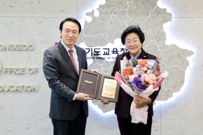 김경희 이천시장(오른쪽)이 19일 제40회 경기교육대상 시상식에서 교육협력분야 표창장을 임태희 경기도교육감(왼쪽)으로 수여 받고 사진촬영을 하고 있다. / 사진 제공=이천시