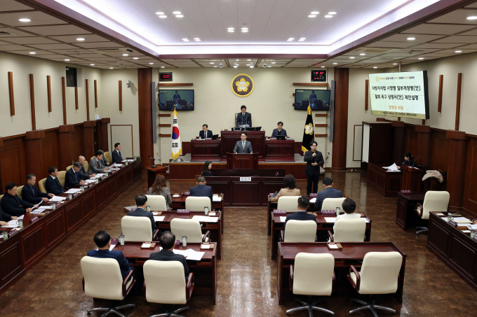 광명시의회가 20일 제290회 제2차 정례회 제5차 본회의에서 채택한 결의문을 밝히고 있다. /사진제공=광명시의회