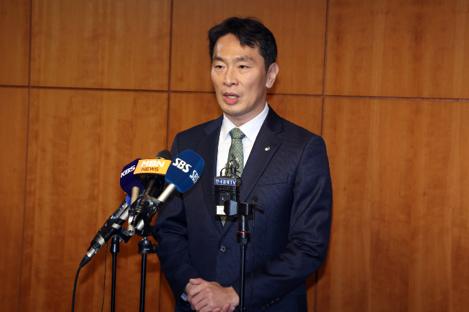 이복현 금융감독원장이 20일 서울 여의도 주택건설회관에서 건설업계 및 부동산시장 전문가 간담회를 마치고 백브리핑을 하고 있다./사진=뉴스1