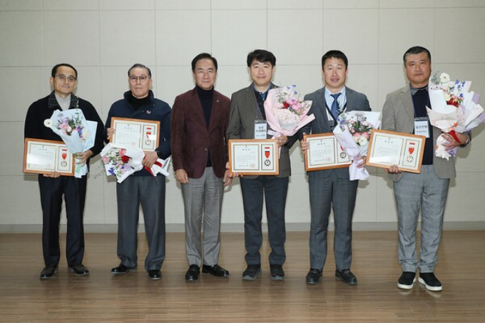 정장선 평택시장과 지역구 시의원, 관계기관, 지역건설업체 대표자, 관내 건설 현장 관계자 등 120여 명이 참석한 가운데 지난 19일 배다리도서관에서 지역 건설산업 활성화 논의 후 사진 촬영을 하고 있다. / 사진제공=평택시  출처 : 필드뉴스(http://www.fieldnews.kr)