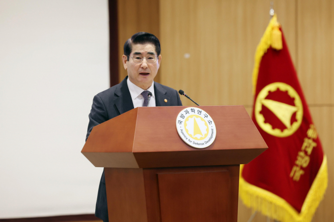 김용현 전 국방부 장관의 변호사가 검찰의 일반인 접견 및 편지 수신과 발신 금지 조치에 대한 집행정지를 신청했다. 사진은 지난달 29일 대전시 국방과학연구소 행사에 참석한 김용현 전 국방부 장관의 모습. /사진=뉴시스(사진=국방부 제공)