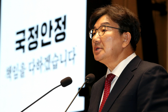 국민의힘 의원들이 권성동 당대표 겸 원내대표의 겸임이 아닌 새 비대위원장을 선출하는 쪽으로 의견을 모았다. 사진은 지난 18일 서울 여의도 국회에서 열린 비상의원총회에서 발언을 하고 있는 권성동 국민의힘 대표 권한대행 겸 원내대표. /사진=뉴스1
