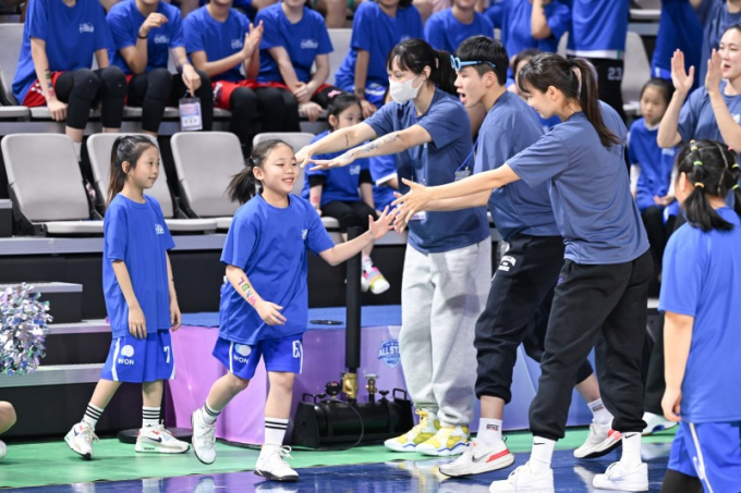 경기도 초등학교 3~6학년 학생과 학부모로 구성된 150가족이 참여해 '가족과 함께하는 농구 축제'를 즐기고 있다. / 사진제공=경기도교육청