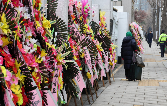 한덕수 대통령 권한대행의 법안 거부권(재의요구권) 행사를 두고 여야의 평가가 갈리는 가운데 한 대행을 응원하는 화환이 놓였다. 사진은 한덕수 대통령 권한대행 국무총리를 응원하는 메시지가 담긴 화환들. /사진=뉴시스