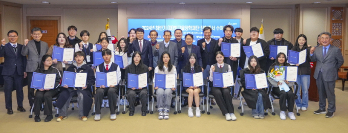 강기정 광주광역시장이 20일 시청 비즈니스룸에서 열린 (재)빛고을장학금 증서 수여식에 참석해 학생들에게 장학증서를 수여한 뒤 기념촬영을 하고 있다./사진=광주시