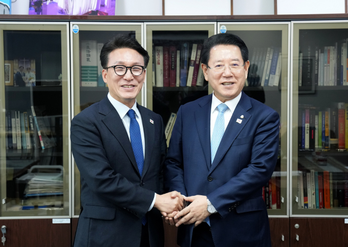 20일 국회를 방문한 김영록 전남도지사(오른쪽)가 더불어민주당 김민석 수서고치고위원에 해상풍력 집적화단지 지정과 에너지고속도로 등 지역혁심 현안을 건의하고 있다./전남도