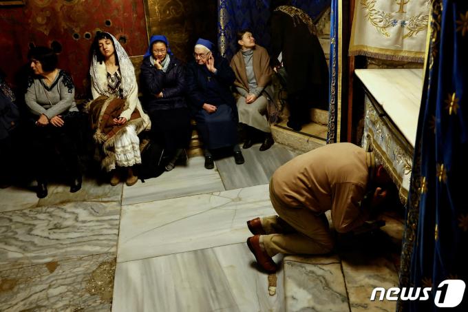 성탄절인 25일(현지시간) 요르단강 서안지구 베들레헴의 예수탄생 기념성당(Basilica of the Nativity)안에서 아기 예수가 탄생한 것으로 알려진 말구유를 지하동굴을 통해 신자들이 관람하고 있다. 2023.12.25. ⓒ 로이터=뉴스1 ⓒ News1 김성식 기자