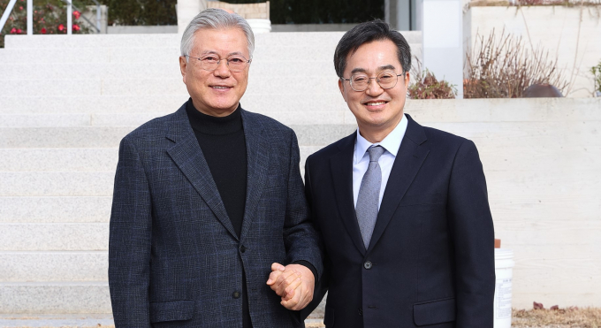 김동연 경기도지사가 20일 경남 양산 평산마을을 방문해 문재인 전 대통령과 인사를 나누고 있다. 사진제공=경기도