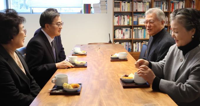 김동연 경기도지사 부부가 20일 경남 양산 평산마을을 방문, 문재인 전  대통령 부부와  담소를 나누고 있다. 