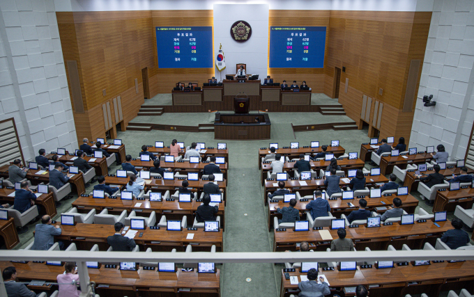 앞으로 서울에서 비둘기 등 유해아생동물에 먹이를 주면 최대 100만원의 과태료가 부과된다. 사진은 지난 5일 서울 중구 서울특별시의회에서 제326회 임시회 제4차 본회의가 열리고 있는 모습. /사진=뉴스1
