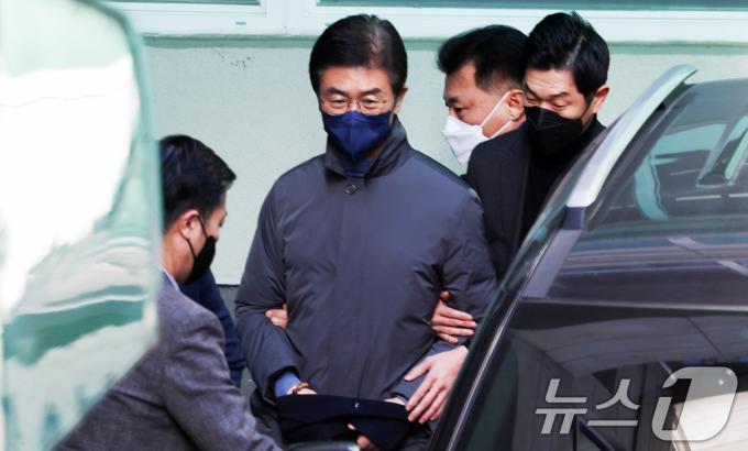 '12·3 비상계엄 사태' 관여 혐의를 받는 김봉식 서울경찰청장이 20일 오후 서울 남대문경찰서에서 나와 검찰로 송치되고 있다. 2024.12.20/뉴스1 ⓒ News1 황기선 기자