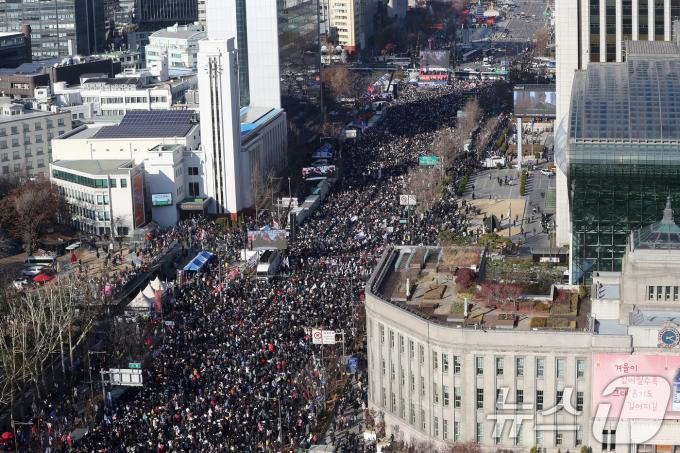 윤석열 대통령에 대한 국회 탄핵소추안 표결일인 14일 서울 세종대로 일대에서 대한민국살리기국민운동본부를 비롯한 보수단체 회원들이 12·14 광화문 국민혁명대회를 하고 있다. 2024.12.14/뉴스1 ⓒ News1 박세연 기자