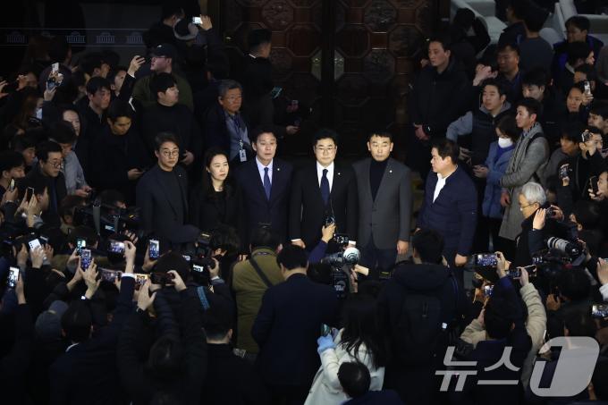 윤석열 대통령이 비상계엄령을 선포한 가운데 4일 새벽 서울 여의도 국회 로텐더홀에서 박찬대 더불어민주당 원내대표 등 의원들이 비상계엄 해제 요구 결의안 통과 후 입장을 발표하고 있다. 2024.12.4/뉴스1 ⓒ News1 김민지 기자