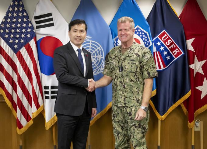 김선호 국방부 장관 직무대행(차관)(왼쪽)과 사무엘 파파로 인도태평양사령관.(국방부 제공)