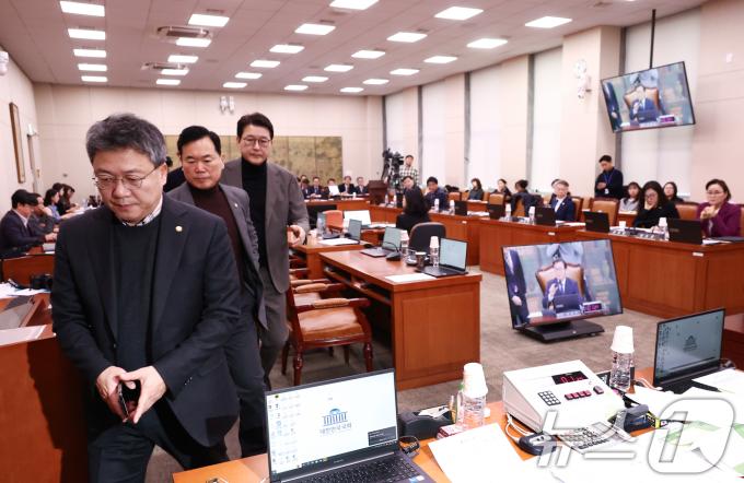 문화체육관광위원회 소속 국민의힘 박정하 간사(왼쪽)와 신동욱 의원 등이 20일 오전 서울 여의도 국회에서 열린 문화체육관광위원회 전체회의에서 여야 의원들 간의 의사진행 발언 도중 갈등을 빚으면서 현안질의가 지연되자 퇴장하고 있다. 2024.12.20/뉴스1 ⓒ News1 김민지 기자