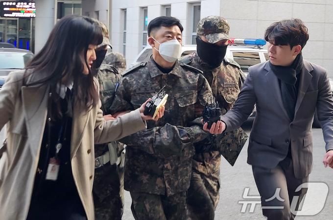 문상호 국군정보사령관이 20일 오후 서울 용산구 중앙지역군사법원에서 열리는 구속 전 피의자 심문(영장실질심사)에 출석하고 있다. 2024.12.20/뉴스1 ⓒ News1 허고운 기자