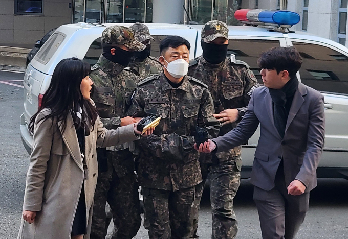 법원이 12·3 비상계엄 사전 모의 혐의를 받는 문상호 정보사령관에 대해 구속영장을 발부했다. 사진은 문 사령관(가운데)이 20일 서울 용산구 중앙지역군사법원에서 열리는 구속 전 피의자 심문(영장실질심사)에 출석한 모습. /사진=뉴스1