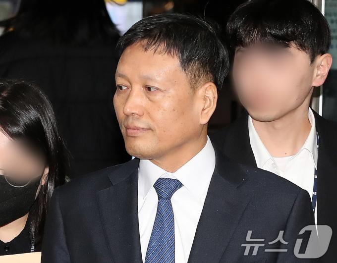 티몬·위메프(티메프)의 판매 대금 미정산 사태의 핵심 피의자인 구영배 큐텐그룹 대표가 18일 오전 서울 서초구 서울중앙지방법원에서 열리는 특정경제범죄 가중처벌 등에 관한 법률 위반(사기·횡령·배임) 혐의 관련 구속 전 피의자 심문(영장실질심사)에 출석하고 있다. 2024.11.18/뉴스1 ⓒ News1 박세연 기자