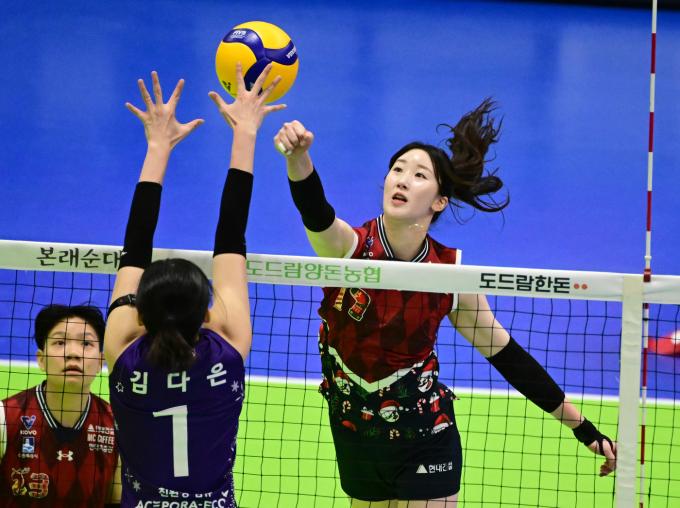 현대건설 고예림이 20일 수원실내체육관에서 열린 도드람 2024-25 V리그 여자부 흥국생명과의 경기에서 공격을 시도하고 있다. (KOVO 제공)