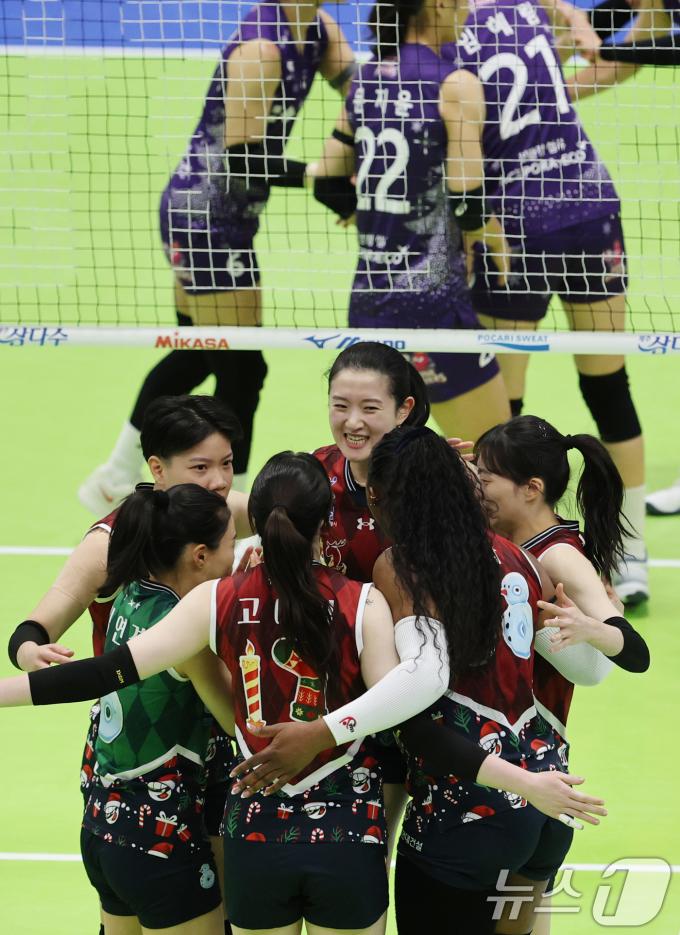 20일 오후 경기 수원시 장안구 수원종합운동장에서 열린 프로배구 '도드람 2024-2025 V-리그' 여자부 현대건설과 흥국생명의 경기에서 현대건설 선수들이 득점에 성공한 뒤 기뻐하고 있다. 2024.12.20/뉴스1 ⓒ News1 김영운 기자