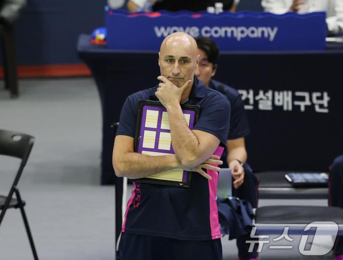 20일 오후 경기 수원시 장안구 수원종합운동장에서 열린 프로배구 '도드람 2024-2025 V-리그' 여자부 현대건설과 흥국생명의 경기에서 흥국생명 아본단자 감독이 경기를 지켜보고 있다. 2024.12.20/뉴스1 ⓒ News1 김영운 기자