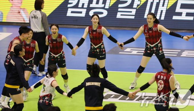 20일 오후 경기 수원시 장안구 수원종합운동장에서 열린 프로배구 '도드람 2024-2025 V-리그' 여자부 현대건설과 흥국생명의 경기에서 세트 스코어 3대0로 승리한 현대건설 선수들이 기쁨을 나누고 있다. 2024.12.20/뉴스1 ⓒ News1 김영운 기자