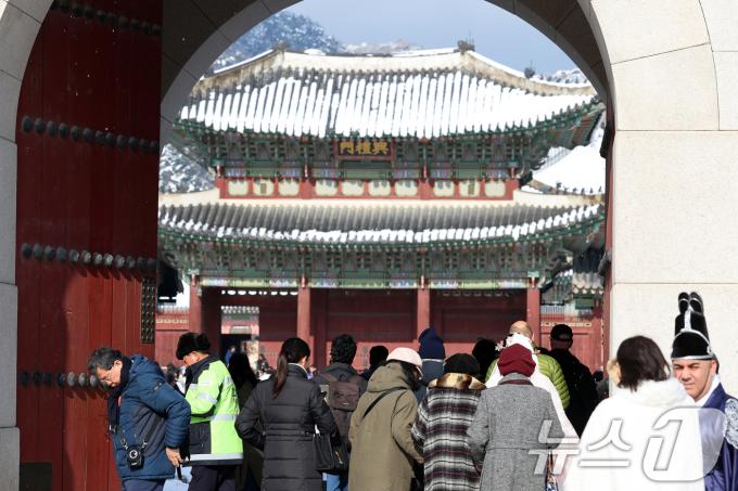 눈이 그치고 맑은날씨를 보인 지난 28일 오후 서울 종로구 경복궁이 관람객으로 북적이고 있다. 폭설로 인해 이날 오전 문을 닫은 경복궁은 오후 1시부터 관람객 입장을 재개했다. 2024.11.28/뉴스1 ⓒ News1 황기선 기자