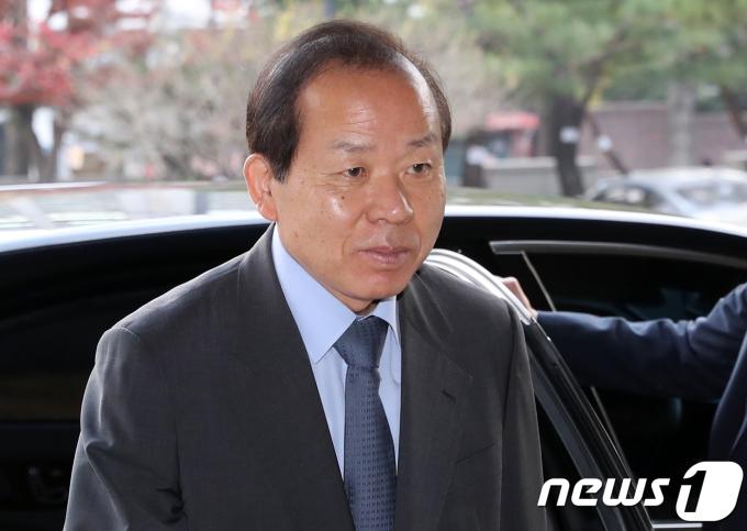 김이수 헌법재판소장 권한대행이 10일 오전 서울 종로구 헌법재판소에 출근하고 있다.  2017.11.10/뉴스1 ⓒ News1 구윤성 기자