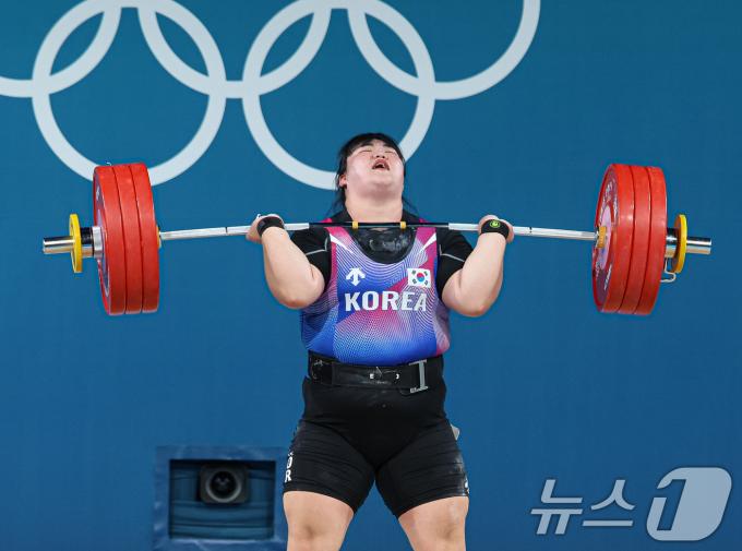 대한민국 역도 국가대표팀 박혜정 선수가 11일(한국시간) 프랑스 파리 사우스 파리 아레나6에서 진행된 2024 파리올림픽 역도 여자 81kg급 경기에서 용상 173kg 3차시기에 도전하고 있다. 2024.8.11/뉴스1 ⓒ News1 이동해 기자