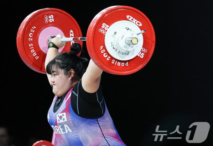 대한민국 역도 국가대표팀 박혜정 선수가 11일(한국시간) 프랑스 파리 사우스 파리 아레나6에서 진행된 2024 파리올림픽 역도 여자 81kg급 경기에서 인상 131kg 3차시기에 도전하고 있다. 2024.8.11/뉴스1 ⓒ News1 이동해 기자