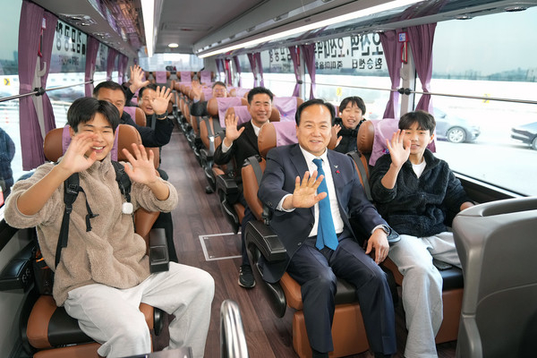 이권제 오산시장과 KD운송그룹 관계자, 시민 등 40명이 참석한 가운데 20일 오후 4시 개통식을 마치고 오산역 환승센터에서 개통식김포공항 운행 리무진버스 시승식에 참가하고 있다. / 사진제공=오산시