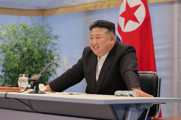 북한이 20개 시·군에 공업공장을 짓는 정책의 첫해 일정을 마무리했다. 사진은 김정은의 모습. /사진=뉴스1(노동신문)