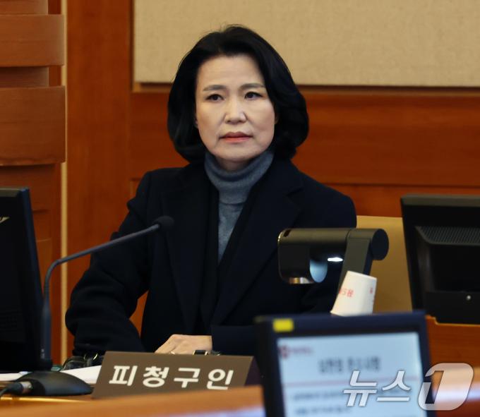 이진숙 방송통신위원장이 지난 3일 오후 서울 종로구 헌법재판소 대심판정에서 열린 탄핵심판청구 사건에 대한 2회 변론에 출석해 자리에 앉아 있다./뉴스1 ⓒ News1 송원영 기자