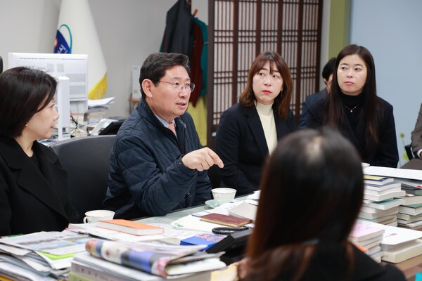 이상일 용인특례시장(왼쪽으로부터 2번째)은 20일 시청 시장실에서 열린 간담회에서 일반고를 과학중점학교로 지정할 수 있도록 시 예산 지원 문제 등을 적극 검토하겠다고 밝혔다. / 사진제공=용인특례시 