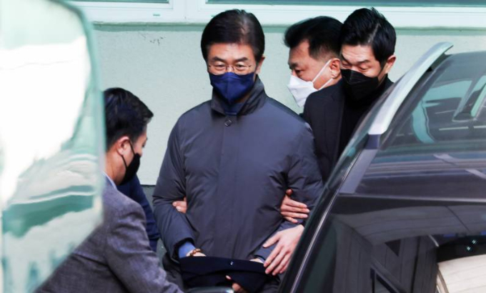'12·3 비상계엄 사태' 관여 혐의를 받는 김봉식 서울경찰청장이 20일 오후 서울 남대문경찰서에서 나와 검찰로 송치되고 있다./사진=뉴스1