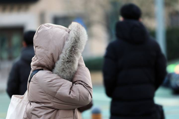 서울 세종대로사거리에서 시민들이 출근길 발걸음을 재촉하고 있다./사진=뉴스1