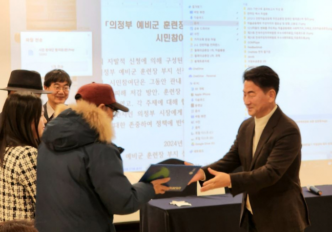 시민참여단이  김동근 의정부시장에게 합의문을 작성해 전달하고 있다./사진=김동영 기자