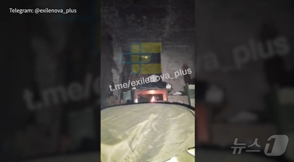 러시아군 숙소로 추정되는 곳에서 북한군이 자신의 경험담을 설명하고 있다. 출처=엑실레노바 SNS