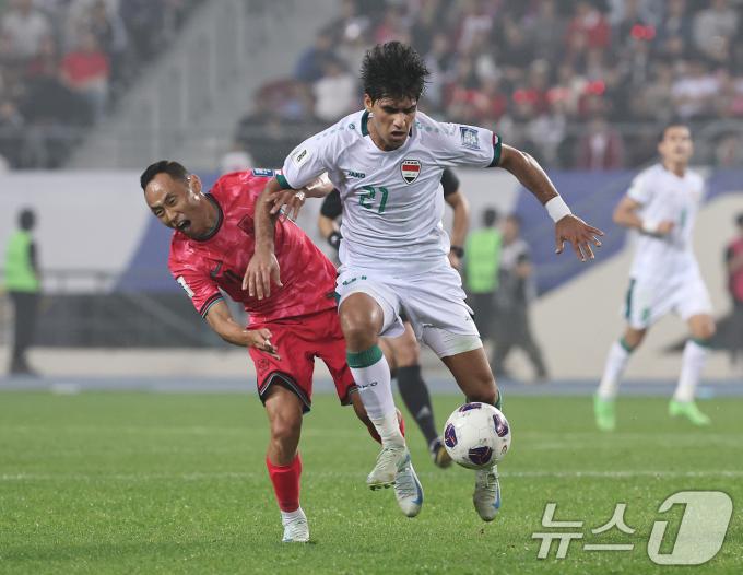 15일 오후 경기 용인시 처인구 용인미르스타디움에서 열린 2026 국제축구연맹(FIFA) 북중미 월드컵 아시아 3차 예선 B조 4차전 대한민국과 이라크의 경기에서 후반전 교체투입된 문선민이 이라크 무스타파 사둔 알-코르지의 반칙으로 프리킥을 얻고 있다. 2024.10.15/뉴스1 ⓒ News1 구윤성 기자
