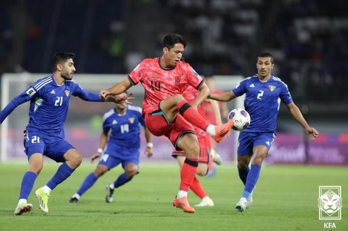 14일 오후(현지시각) 쿠웨이트 자베르 알아흐마드 국제경기장에서 열린 2026 국제축구연맹(FIFA) 북중미 월드컵 아시아 3차 예선 B조 5차전 대한민국과 쿠웨이트의 경기, 전반 대한민국 오세훈이 쿠웨이트 수비들 사이로 패스하고 있다. (대한축구협회 제공) 2024.11.14/뉴스1 ⓒ News1 김진환 기자