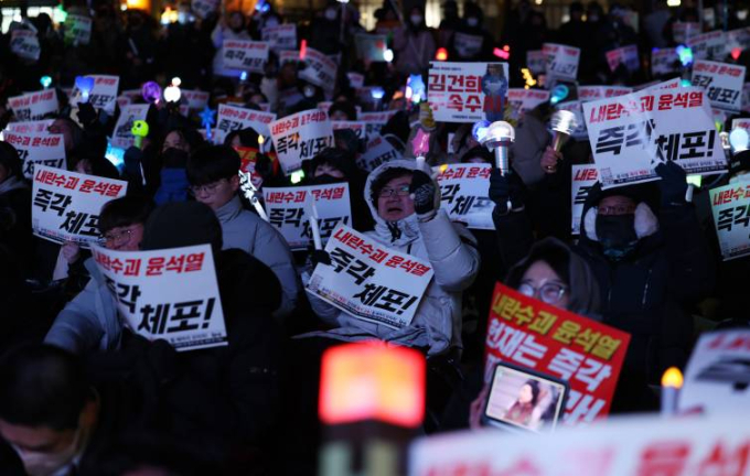 지난 18일 오후 서울 종로구 안국역 인근에서 촛불행동 주최로 열린 윤석열 대통령 탄핵 촉구 집회에서 시민들이 구호를 외치로 있다./사진=뉴시스