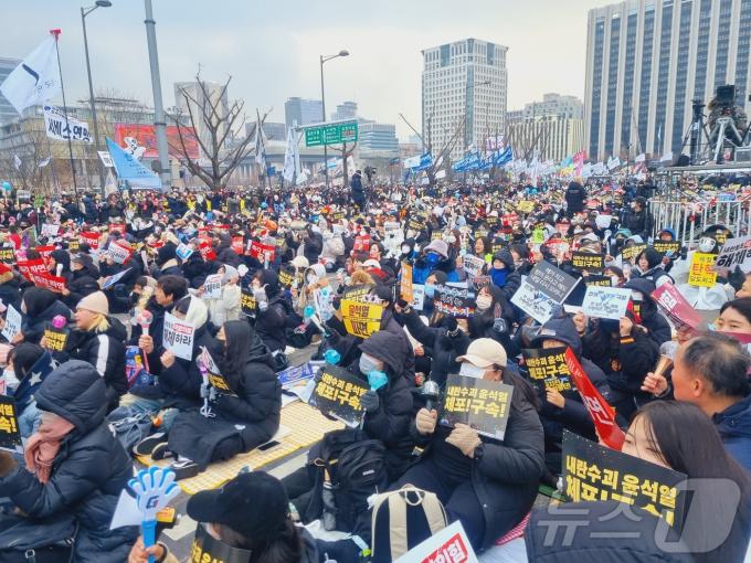 21일 오후 서울 종로구 경복궁 앞에서 '윤석열 즉각 퇴진·사회대개혁 비상행동'이 주최한 대통령 탄핵 촉구 집회가 열렸다. 2024.12.21 / 뉴스1 박혜연 기자