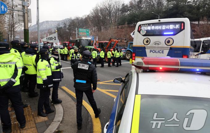 [뉴스1 PICK]'성난 농심' 트랙터 몰고 서울로…남태령 고개서 경찰과 6시간째 대치 중