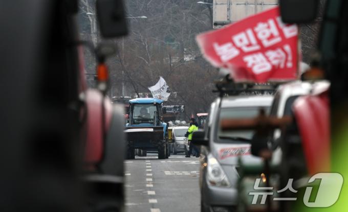 [뉴스1 PICK]'성난 농심' 트랙터 몰고 서울로…남태령 고개서 경찰과 6시간째 대치 중