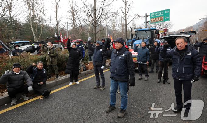 [뉴스1 PICK]'성난 농심' 트랙터 몰고 서울로…남태령 고개서 경찰과 6시간째 대치 중