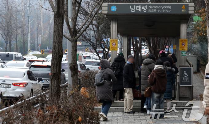 [뉴스1 PICK]'성난 농심' 트랙터 몰고 서울로…남태령 고개서 경찰과 6시간째 대치 중